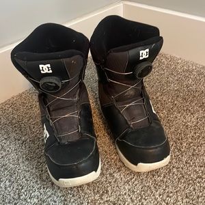 Youth DC snowboarding boots.  Size 5